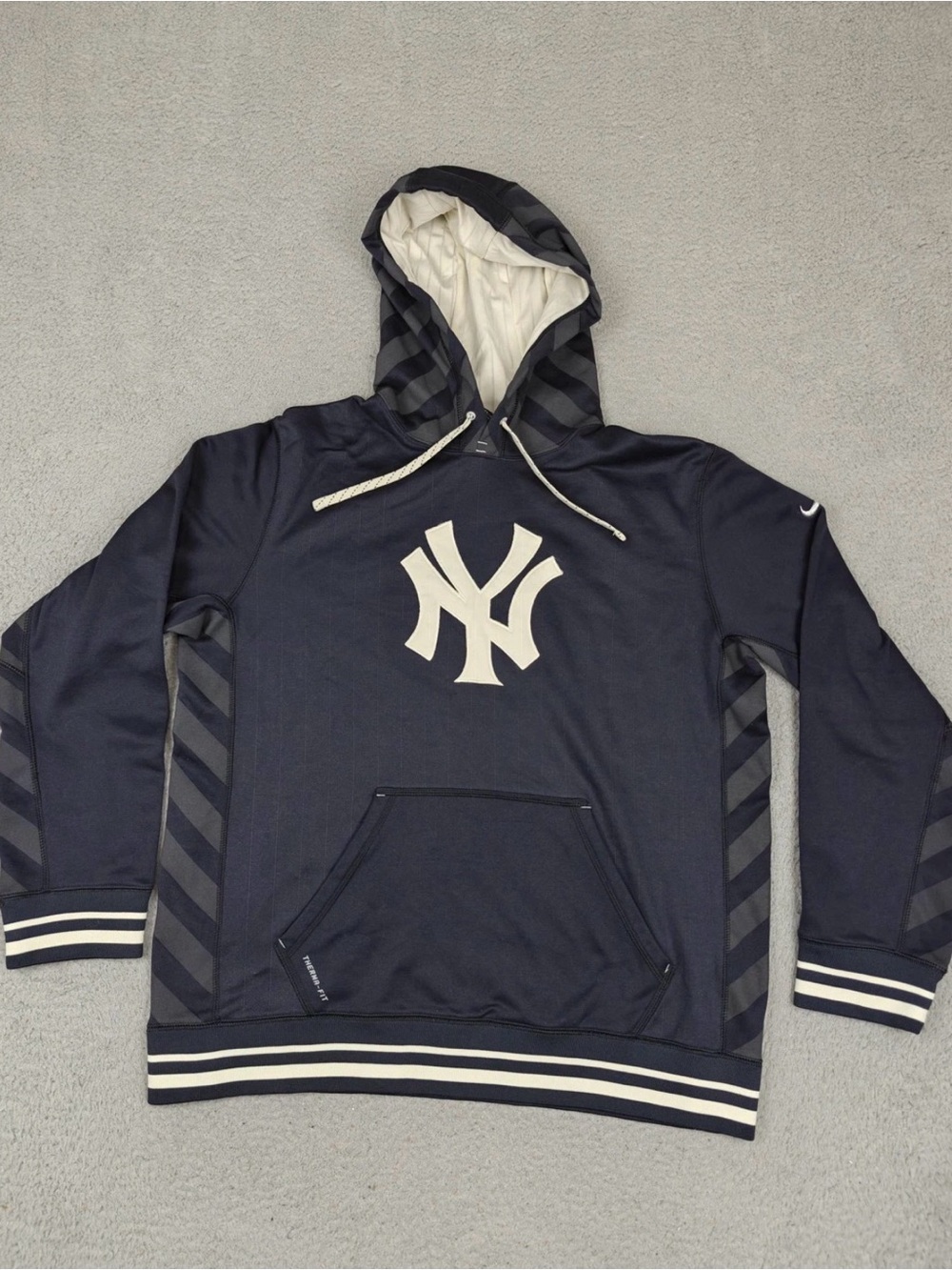 NWOT. Pro Standard NY Yankees Navy Hooded Pullover Sweatshirt Hoodie Size Large